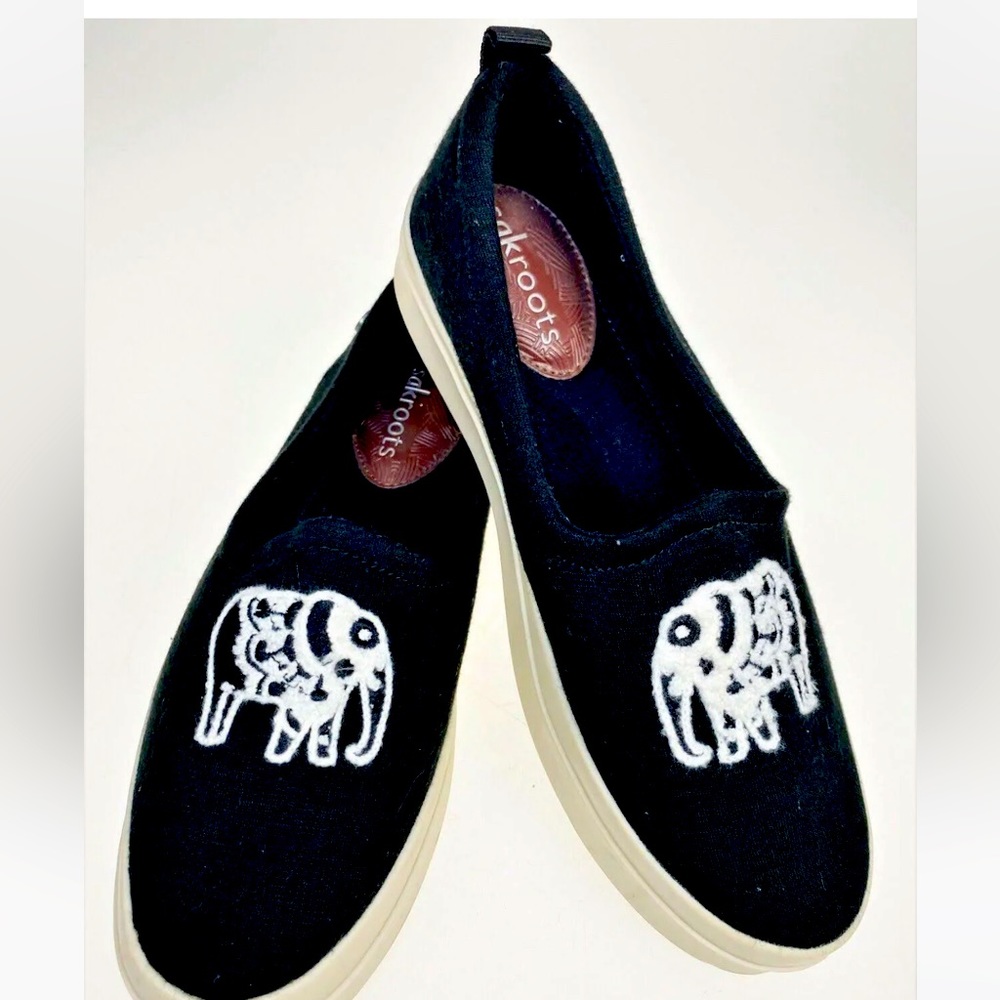 Elephant shoes Sakroots size 6